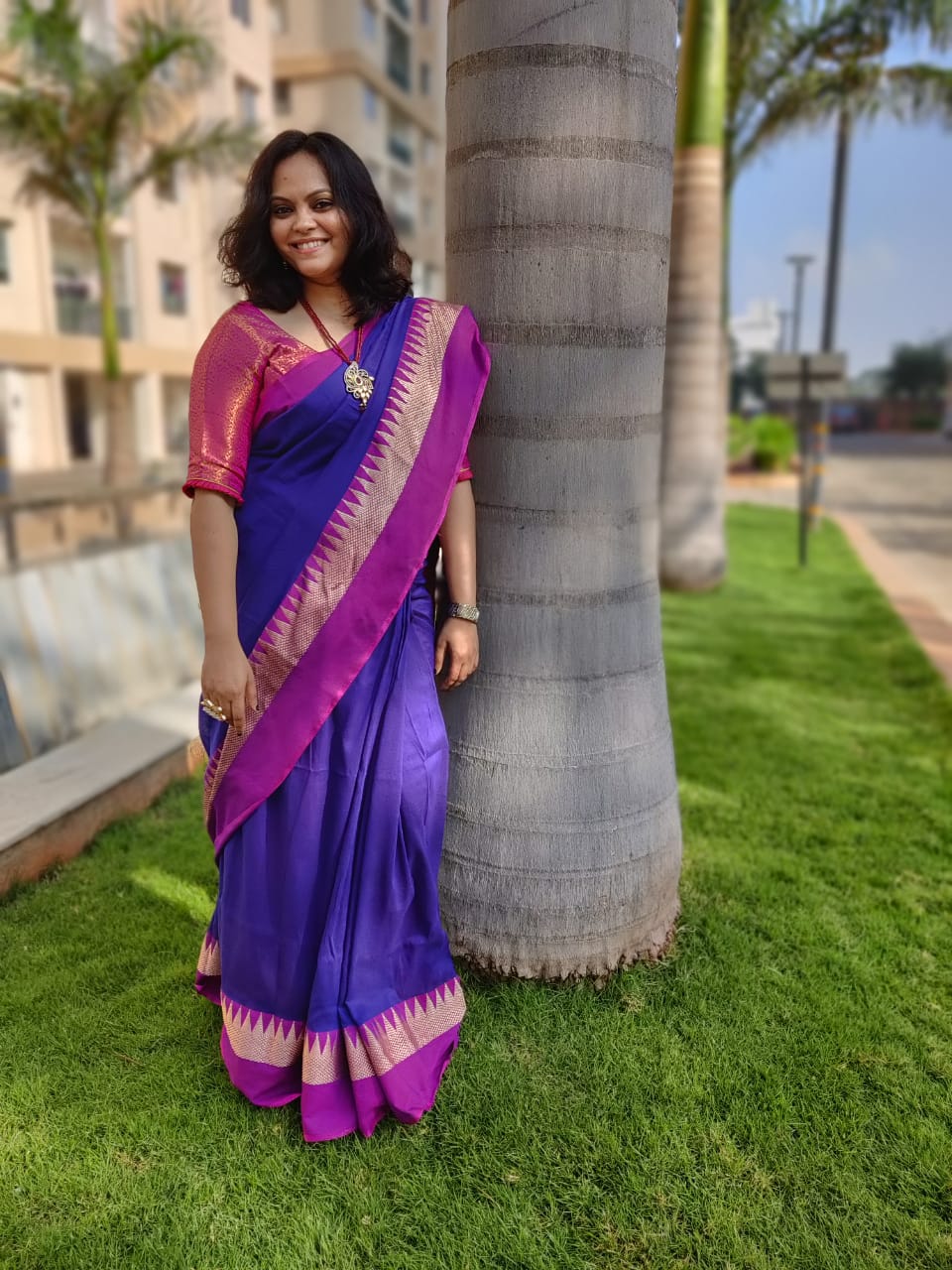 Glammrous Royal blue with rani pink thread temple design border - Kolkata soft cotton sarees